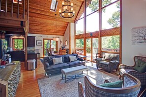 Deluxe huisje, 5 slaapkamers | Woonkamer | Een flatscreentelevisie