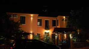 Fassade der Unterkunft – Abend/Nacht
