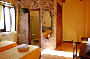 Escritorio, tabla de planchar con plancha y cunas 