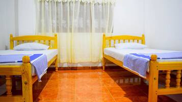 Habitación económica con 2 camas individuales, 2 camas individuales, no fumadores | Escritorio, sistema de insonorización, wifi gratis