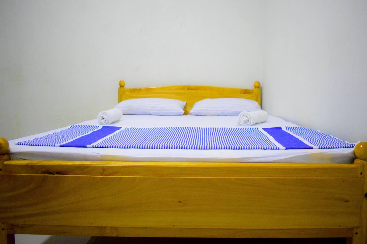 Economy Double Room, Non Smoking | Meja, kalis bunyi, Wi-fi percuma 