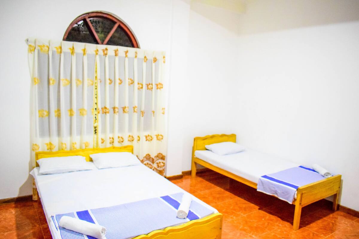 Economy Triple Room, Smoking, Mountain View | Meja, kalis bunyi, Wi-fi percuma 