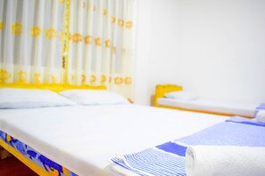 Economy Triple Room, Smoking, Mountain View | Desk, soundproofing, free WiFi - Unique View Hotel - Hostel (Kandy)