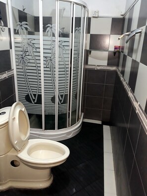 Shower, hair dryer, towels - Unique View Hotel - Hostel (Kandy)