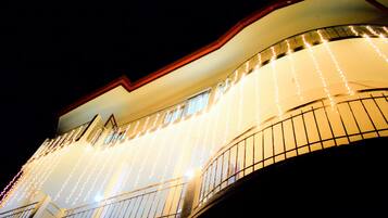 Fachada del alojamiento - Noche