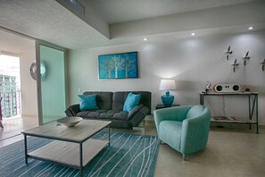 Condo | Área de sala de estar | Televisión 