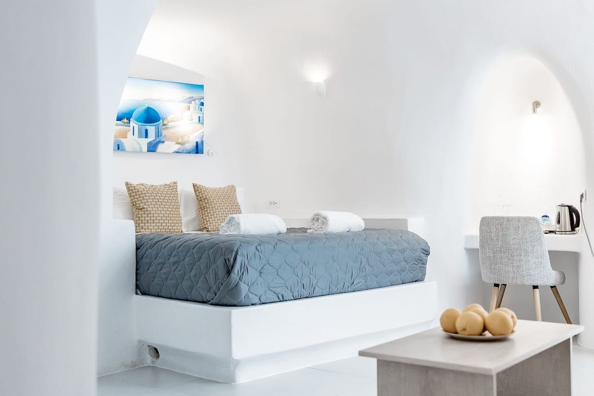 Ein modernes Schlafzimmer mit einem Bett, einem Schreibtisch und einem Gemälde.