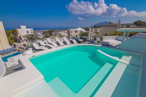 Piscine extérieure, chaises longues