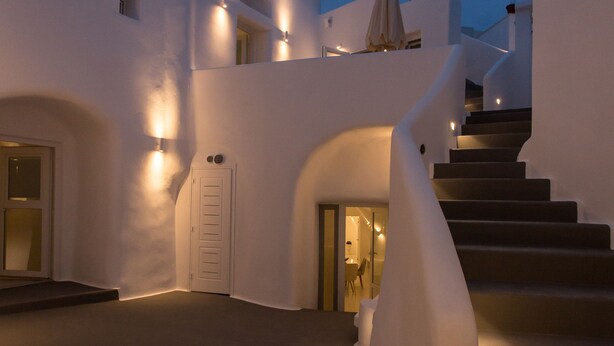 Un edificio moderno con una escalera, una puerta y un accesorio de iluminación.