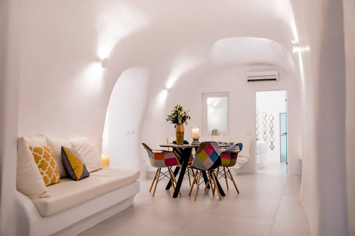 Deluxe-Apartment, 2 Schlafzimmer, eigener Pool | Wohnbereich | 20-Zoll-Flachbildfernseher mit Premium-TV-Sendern, Fernseher, Netflix