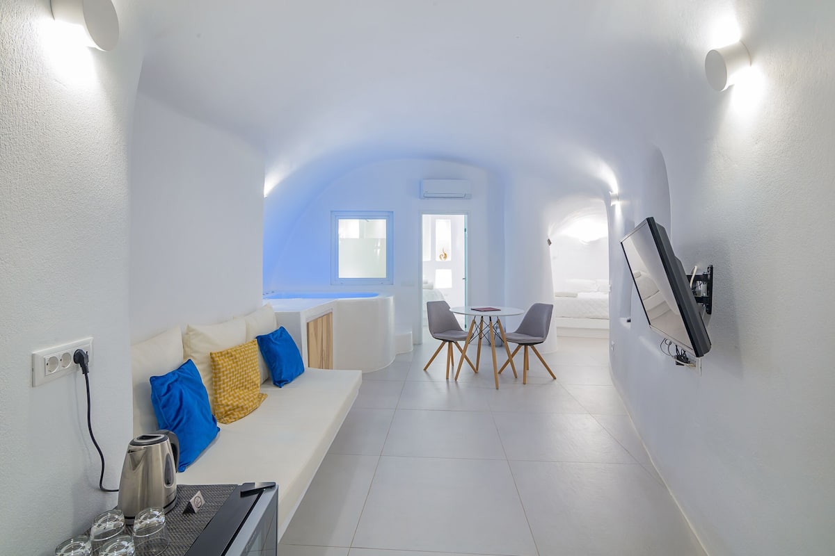 Apartment, 2 Schlafzimmer, Whirlpool (Elegant) | Wohnbereich | 20-Zoll-Flachbildfernseher mit Premium-TV-Sendern, Fernseher, Netflix