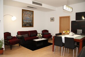 Deluxe Apartment, 1 Bedroom | Living area