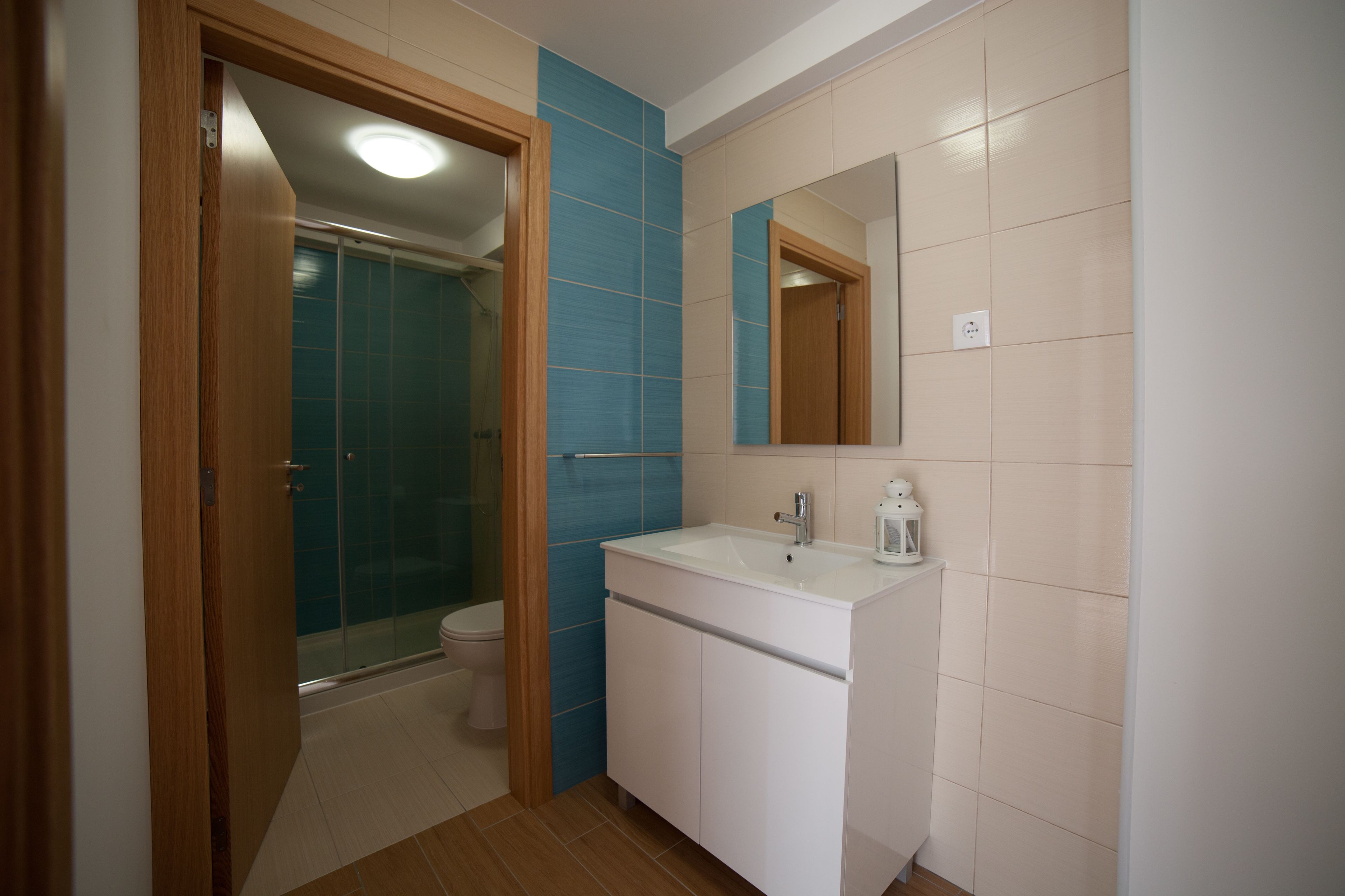 Un baño con ducha, inodoro y lavamanos.