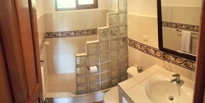 Standard Studio Suite, 1 Double Bed | Bathroom