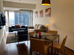 舒適公寓, 1 張特大雙人床, 城市景 | 房內用餐