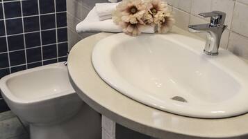 Dusche, kostenlose Toilettenartikel, Haartrockner, Bidet