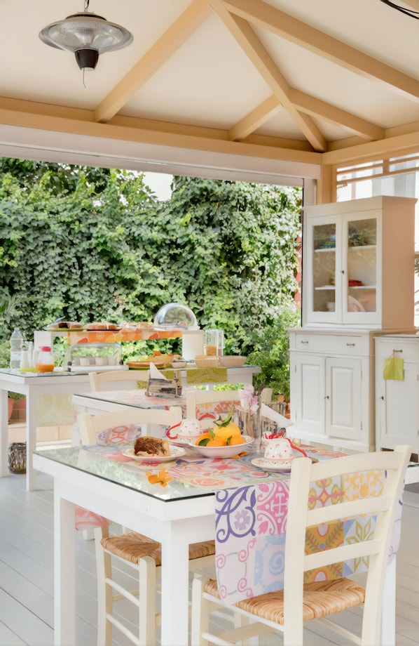 含当地美食早餐