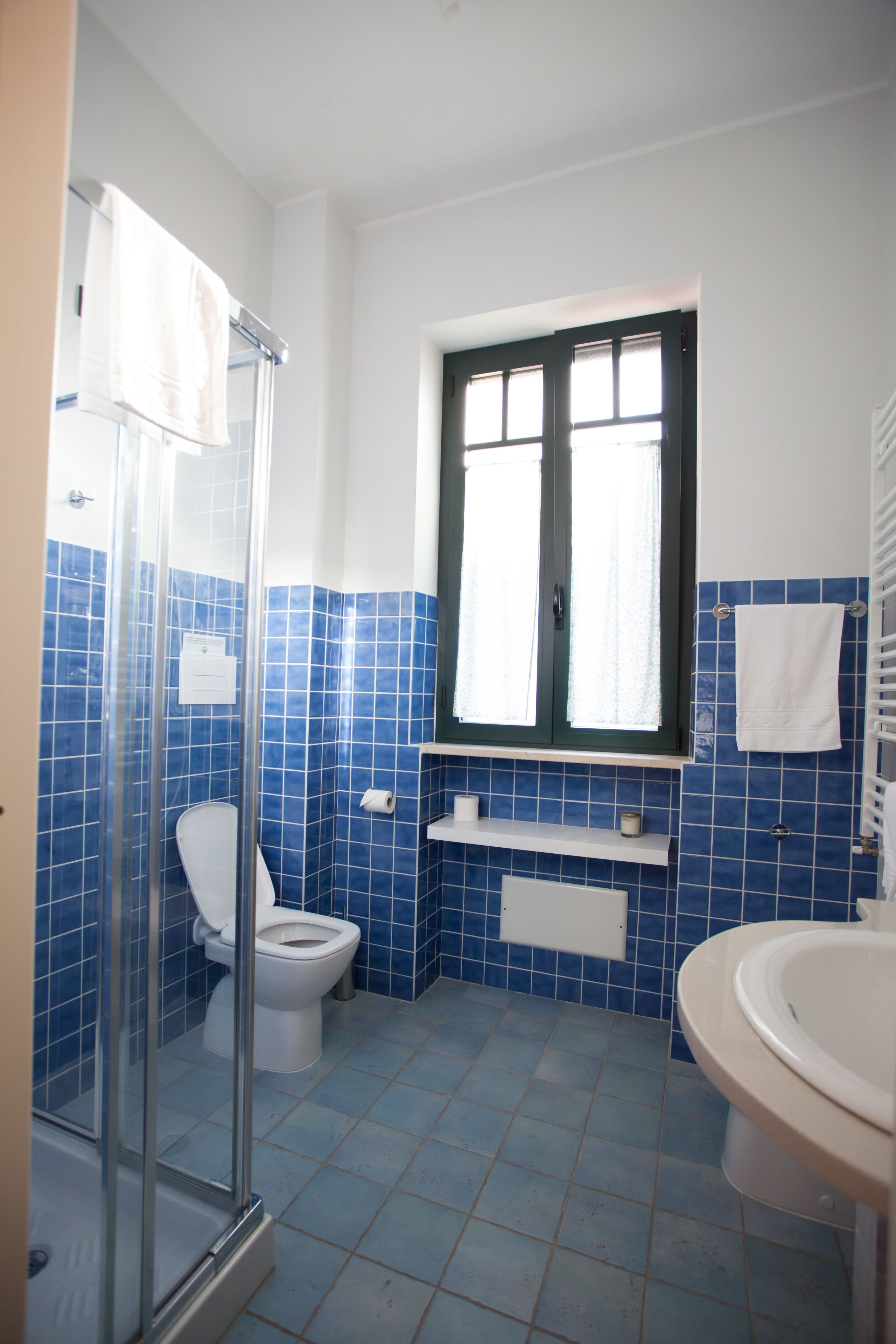 Doppel- oder Zweibettzimmer | Badezimmer | Dusche, kostenlose Toilettenartikel, Haartrockner, Bidet