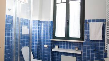 Doppel- oder Zweibettzimmer | Badezimmer | Dusche, kostenlose Toilettenartikel, Haartrockner, Bidet