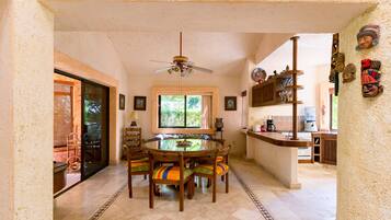 Casa, 2 habitaciones | Servicio a la habitación