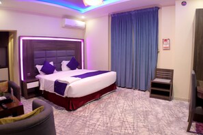 Cortinas opacas, tabla de planchar con plancha, wifi gratis