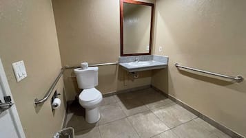Deluxe kamer | Badkamer | Een douche, een haardroger, handdoeken