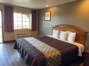 华丽单人房, 1 张特大床 | 办公桌、熨斗/熨板、免费 WiFi、床单