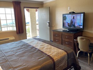 Deluxe Single Room, 1 King Bed | Desk, iron/ironing board, free WiFi, bed sheets - Arlington Inn (Riverside)