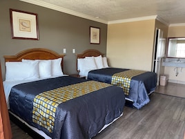 Escritorio, tabla de planchar con plancha, wifi gratis y ropa de cama