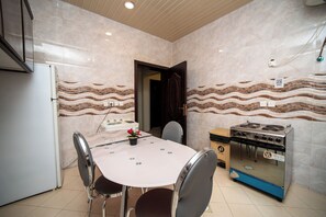 Apartamento, 2 quartos, cozinha americana | Cozinha privada | Geladeira, micro-ondas, chaleira elétrica, produtos de limpeza