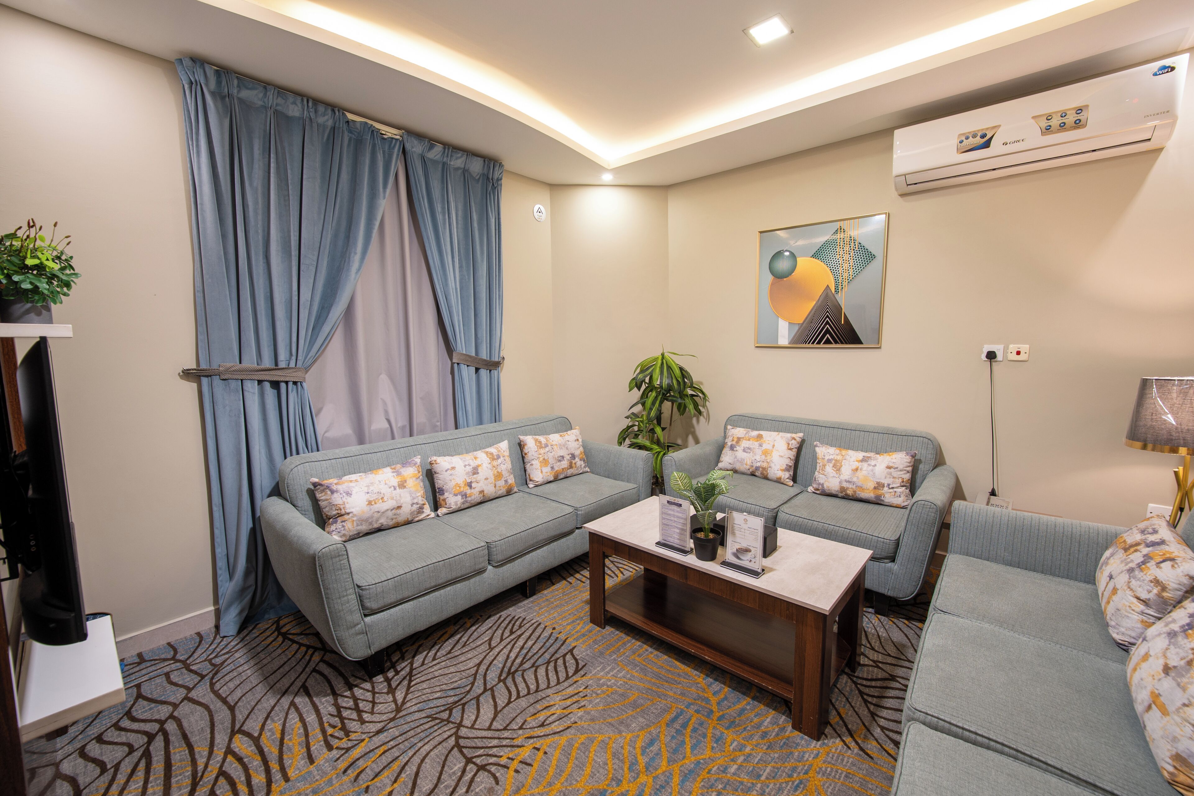 Apartamento, 2 habitaciones, cocina básica | Zona de estar | Televisión de pantalla plana de 35 pulgadas con canales por satélite