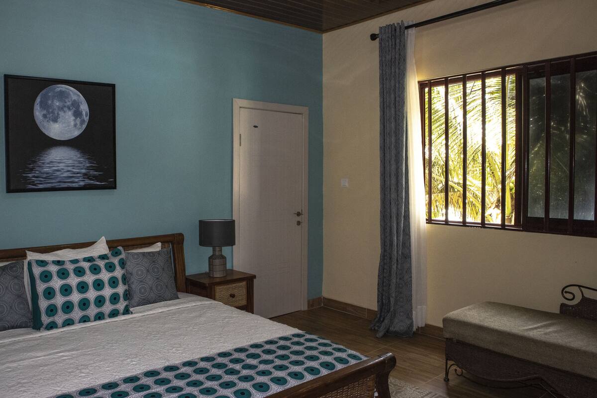 Executive Suite | Premium bedding, desk, soundproofing, WiFi