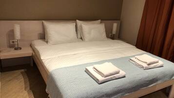 Departamento, 1 habitación, vista al mar | Ropa de cama de alta calidad y caja de seguridad en la habitación
