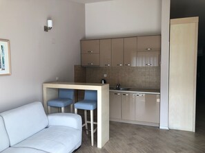 Apartamento superior, 1 habitación, vistas al mar | Cocina privada | Frigorífico pequeño, placa de cocina y hervidor eléctrico