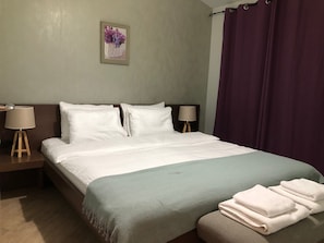 Apartamento superior, 1 habitación, vistas al mar | Ropa de cama de alta calidad, caja fuerte, escritorio