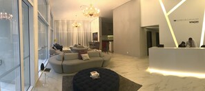 Área de estar no saguão