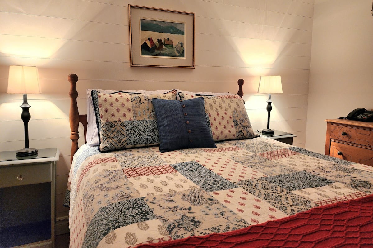 Standard Room, 1 Queen Bed, Private Bathroom | Individually decorated, individually furnished, free WiFi