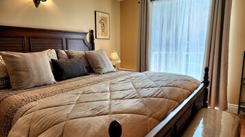 Deluxe Room, 1 King Bed, Private Bathroom | Individually decorated, individually furnished, free WiFi