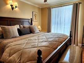 Quarto luxo, 1 cama King, banheiro privativo | Individualmente decorados, individualmente mobiliados, Wi-Fi de cortesia