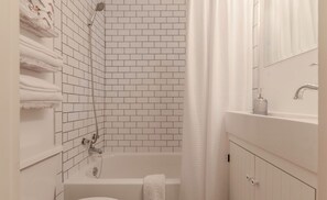 Habitació doble familiar, 2 llits dobles, bany privat | Bany | Combinació de dutxa i banyera i articles de tocador gratuïts 