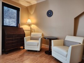 Wifi gratis, decoración personalizada y muebles diferentes 