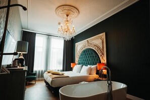 Suite clásica | Ropa de cama de alta calidad y caja de seguridad en la habitación