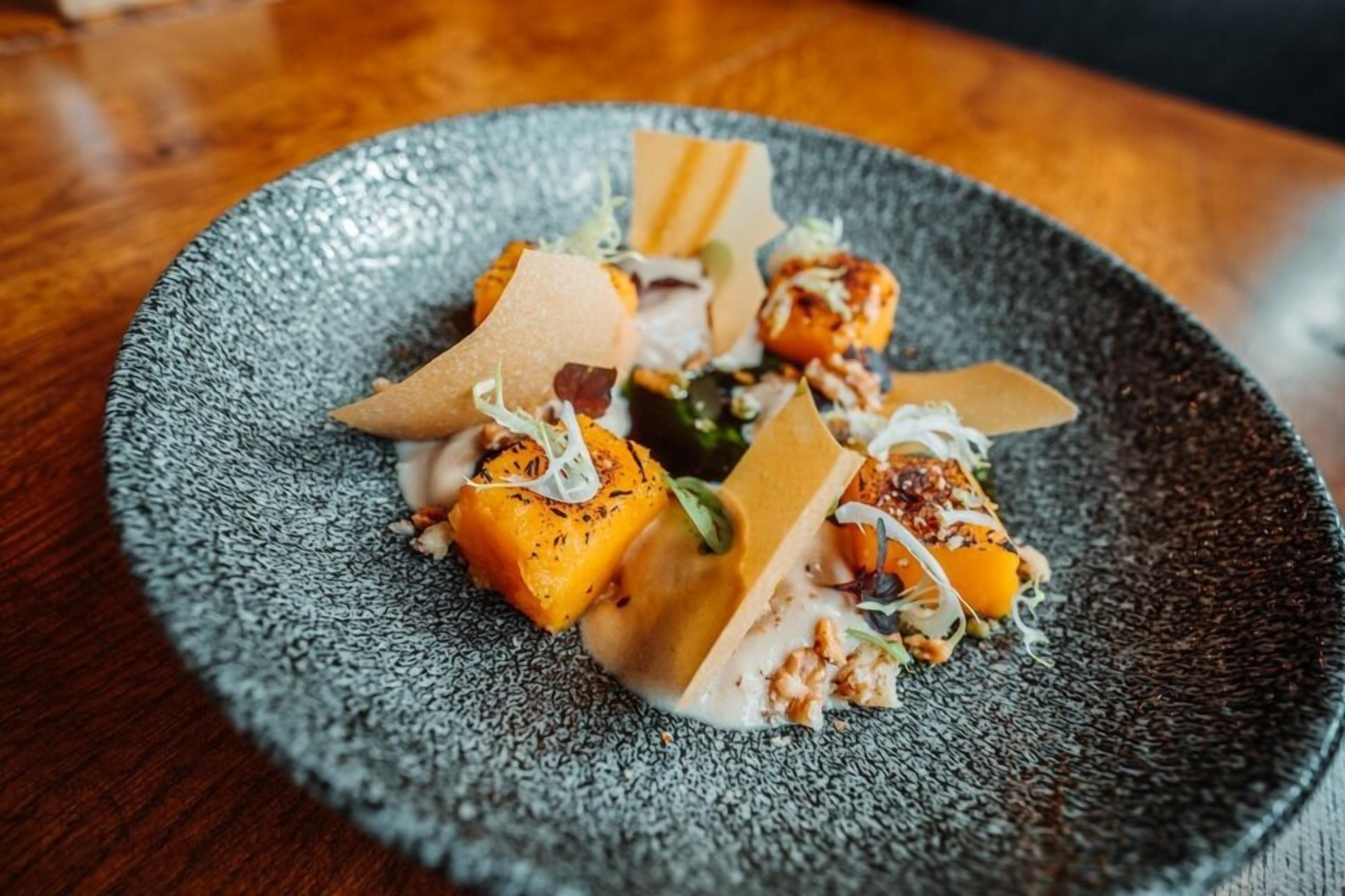 2 restaurants, breakfast, lunch, dinner served; international cuisine