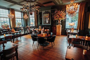 2 restaurantes; se sirven desayunos, almuerzos, cenas y brunches