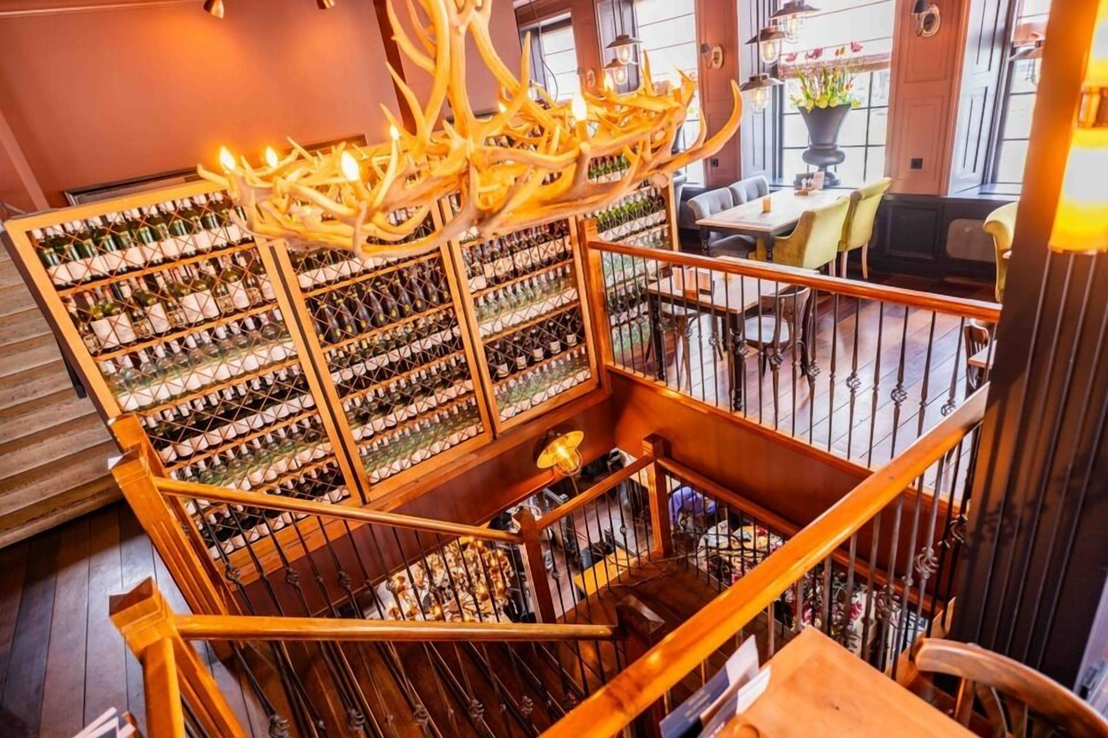 2 restaurants, breakfast, lunch, dinner served; international cuisine