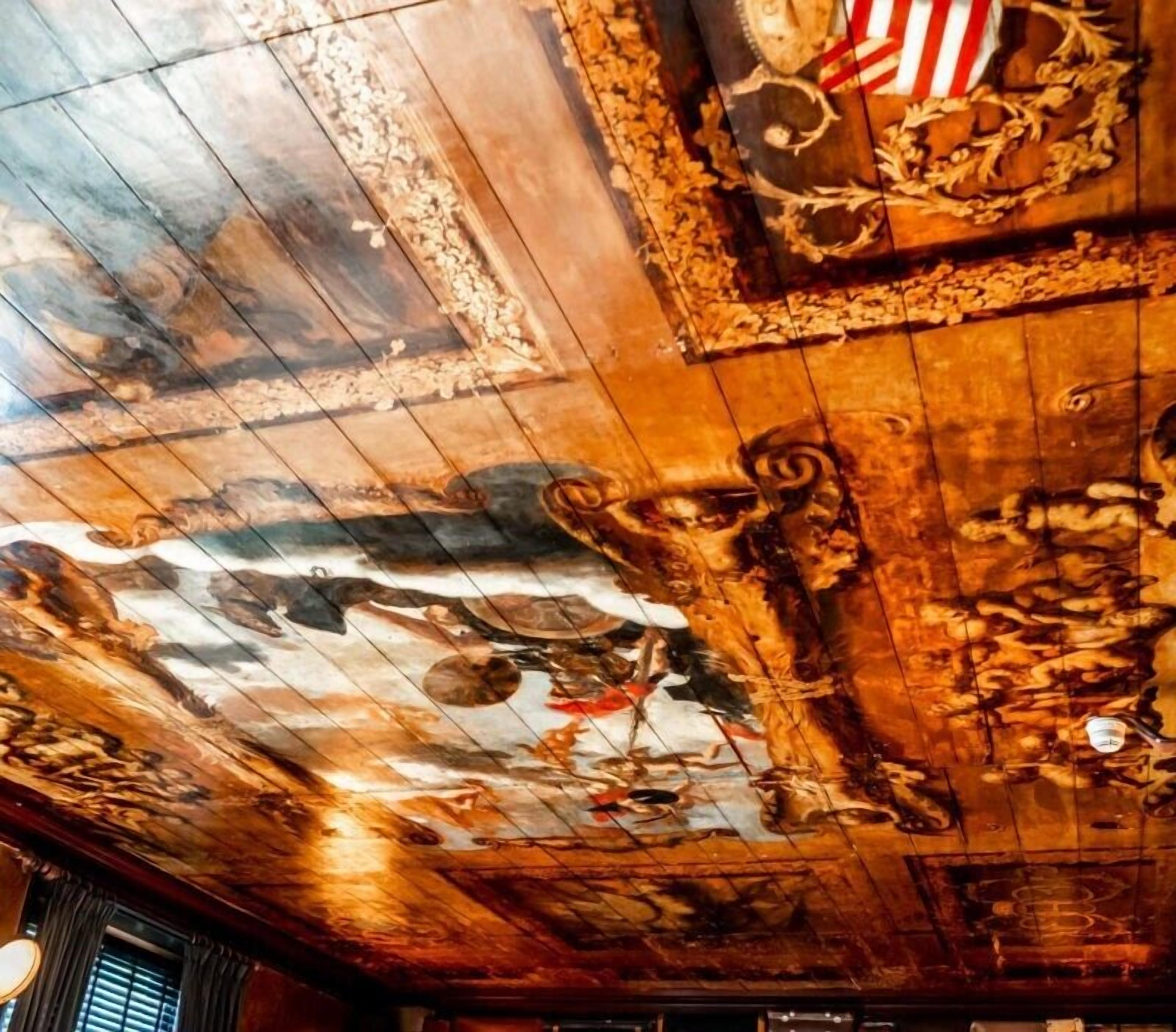 Een plafond met gedetailleerde kunstwerken en een vlag.