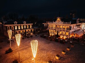 Voorkant accommodatie - avond/nacht