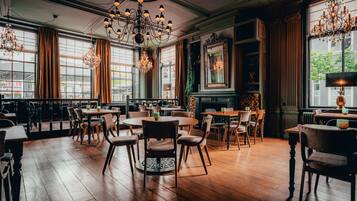 Cooked-to-order breakfast on weekdays (EUR 15.50 per person)