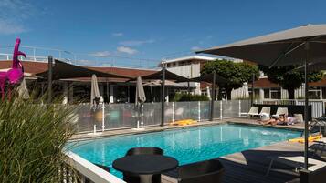 Una piscina al aire libre (de 09:00 a 20:00), tumbonas