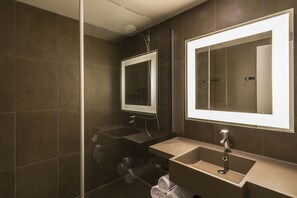 Articles de toilette écologiques, séchoir à cheveux, serviettes fournies